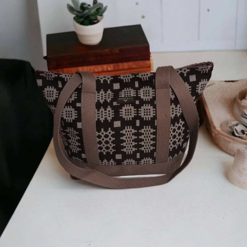 Welsh tapestry blanket design Shoulder bags: Green